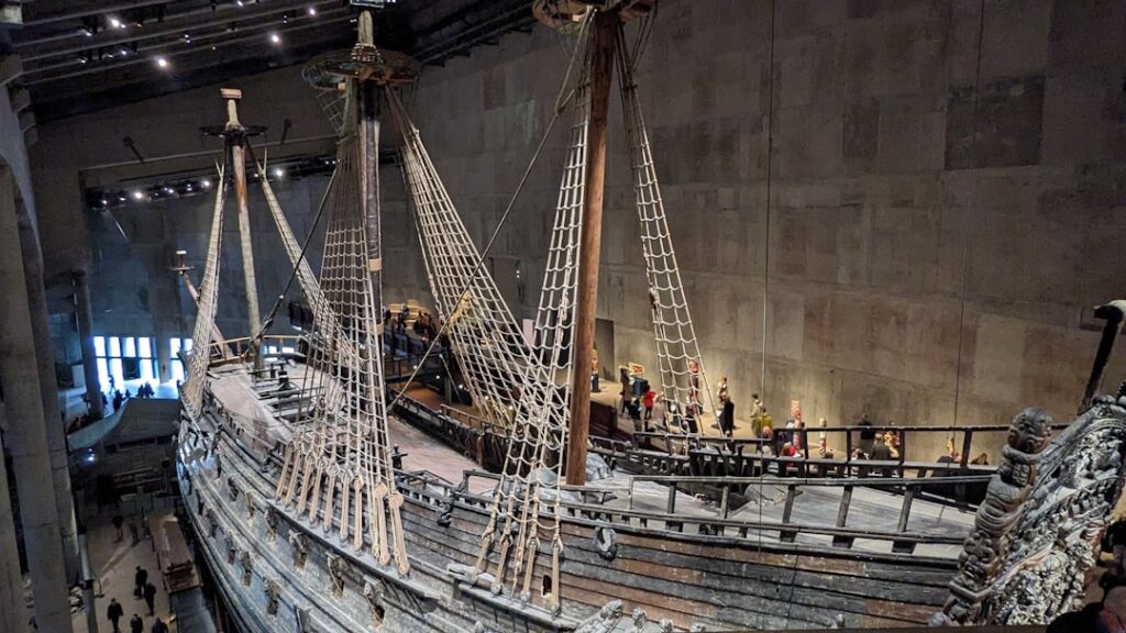 Grande scafo ligneo all'interno del Vasa Museum
