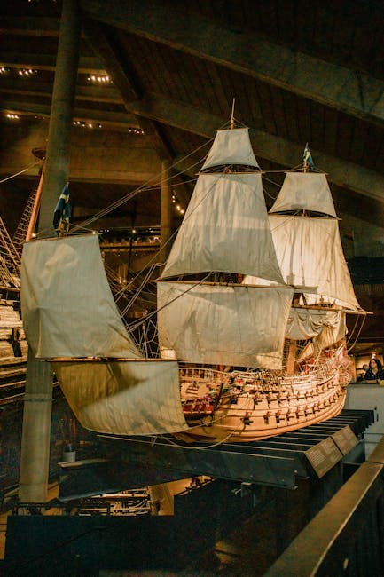 Visitatori che osservano la nave di legno al Vasa Museum