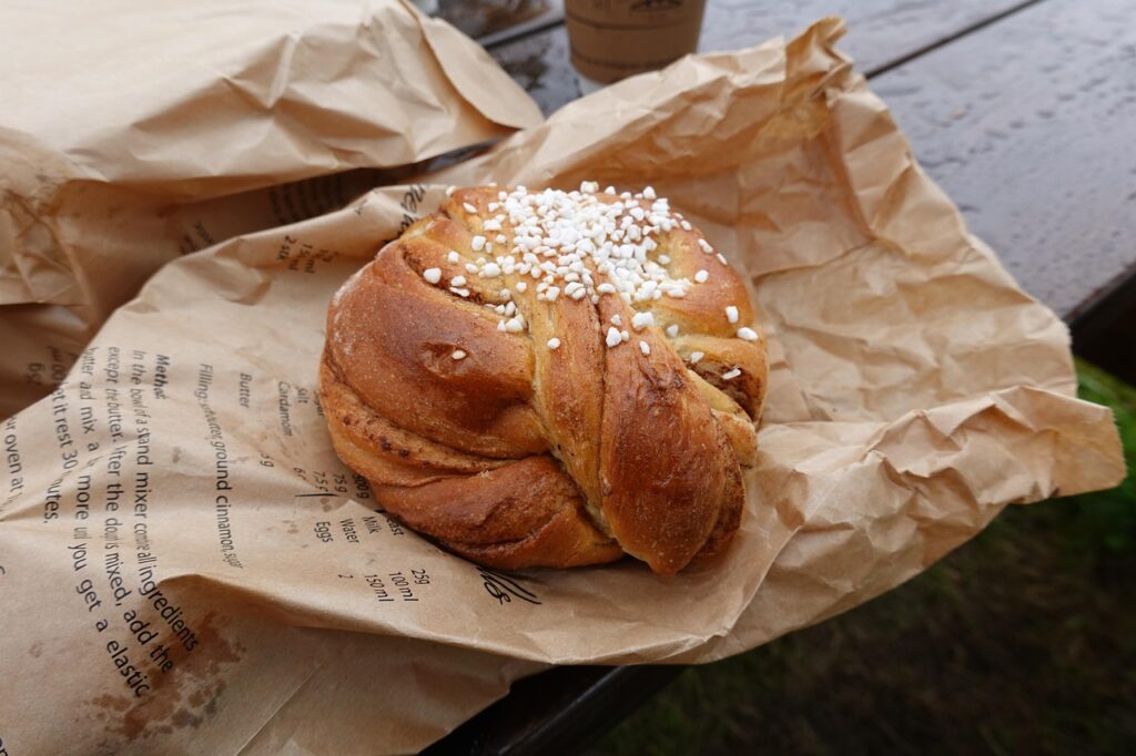 Große Zimtschnecke im Café Saturnus auf dem Tisch