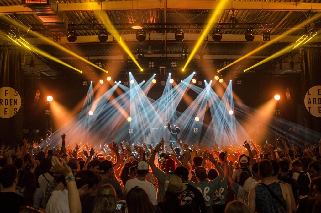 Live‑Musikbühne im Debaser Medis mit Publikum