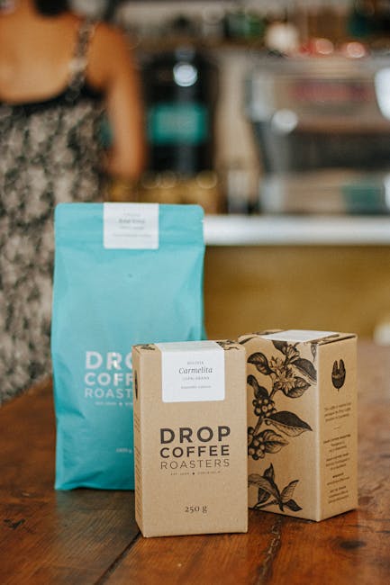 Barista serviert Specialty Coffee bei Drop Coffee Roasters