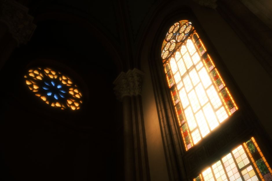 Innenraum der Katarina kyrka mit Licht und Glasfenstern
