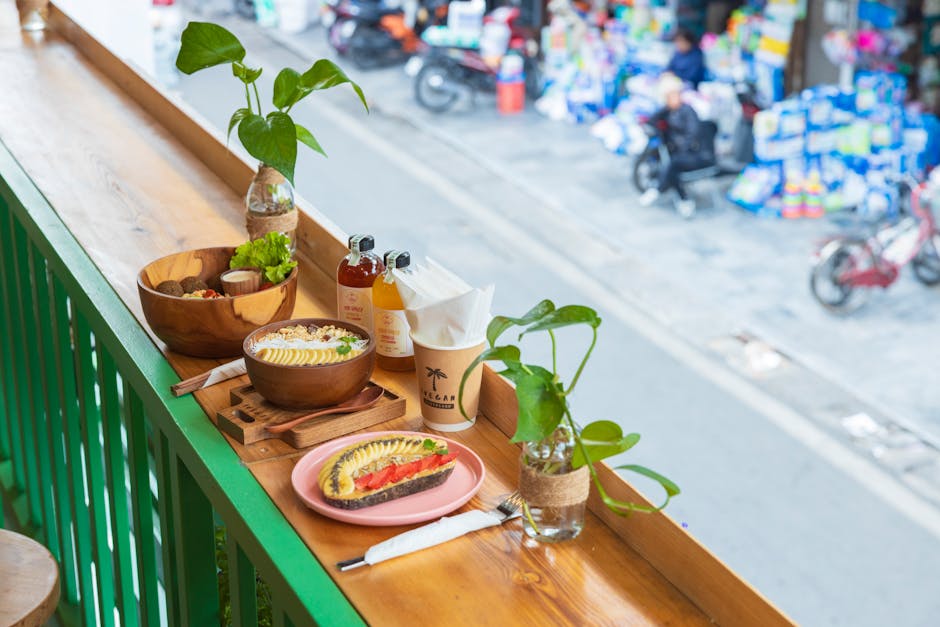 interieur van Mahalo Café met acai bowl en planten