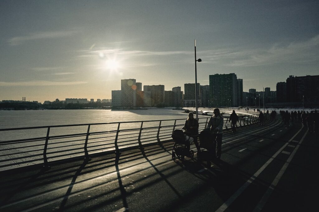 wandelen langs de waterkant op Norr Mälarstrand