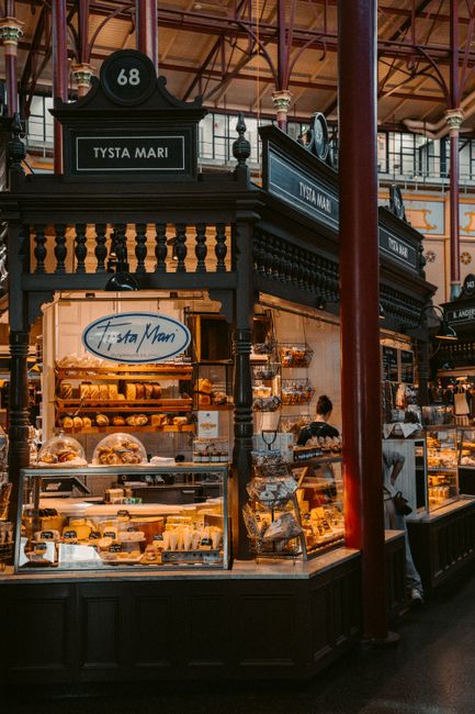 Innenansicht Östermalm Saluhall, Essensstände