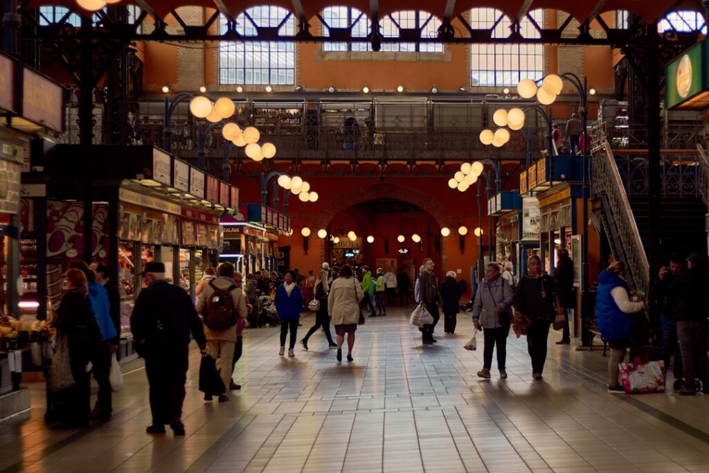 Wnętrze hali targowej Östermalms Saluhall