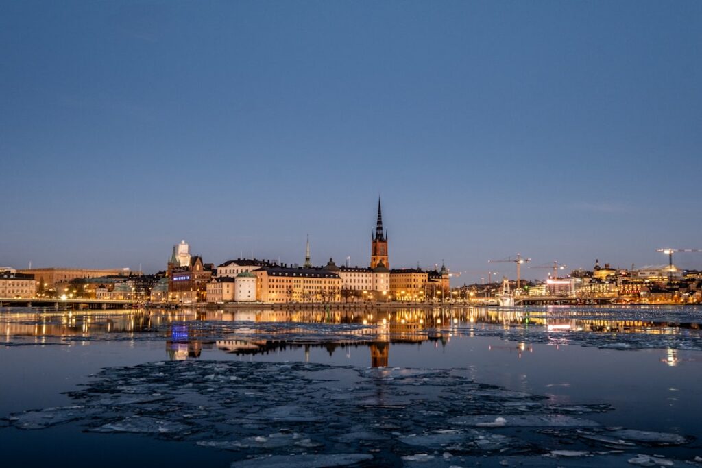 prachtige zonsondergang over water en eilanden in Stockholm