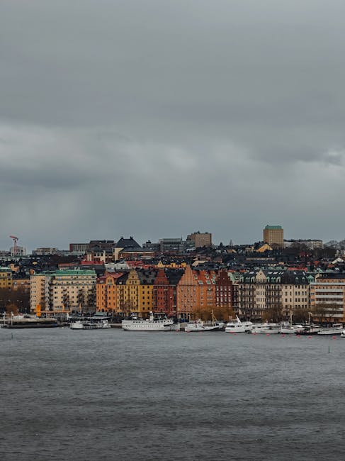 Uferpromenade Södermälarstrand mit Booten und Skyline