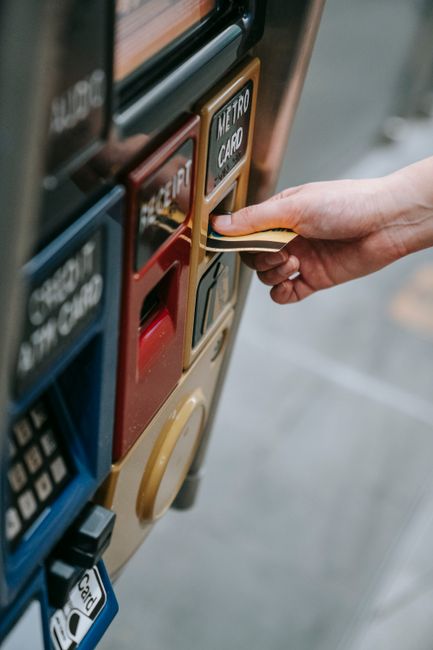 Fahrkartenautomat und SL‑Karte in Stockholm