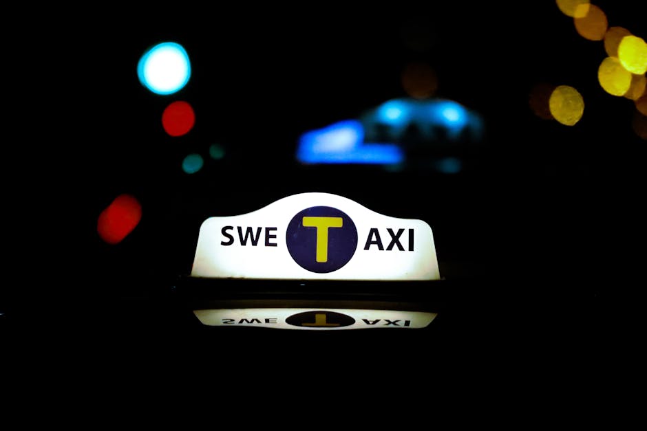 Taxi in Stockholm bei Nacht, beleuchtetes Fahrzeug
