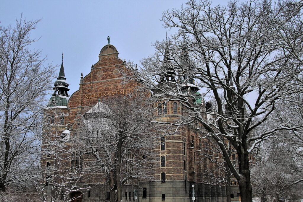 Winter in Stockholm: verschneiter Park mit Bank