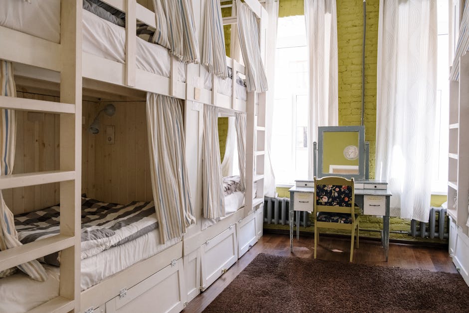 Etagengestellte Betten in einem günstigen Hostelzimmer in Bukarest