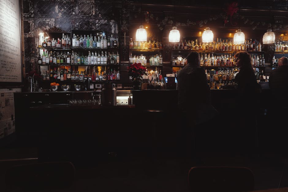 Gemütliche Bar im Viertel mit Biergläsern und Gästen