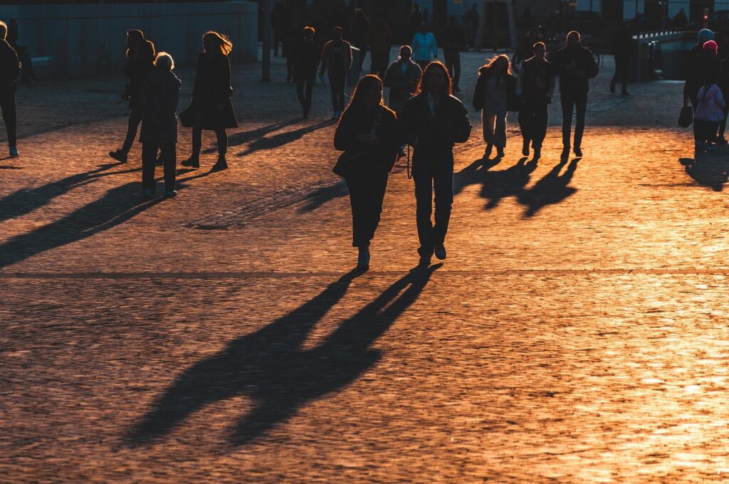 Via serale a Lipscani con luci e clienti all'aperto