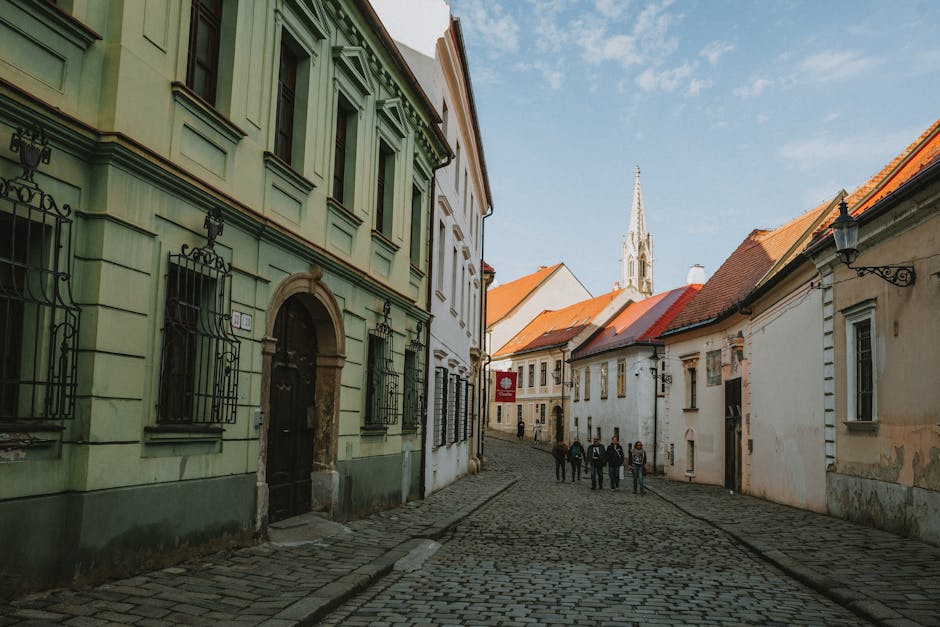 Historische Lipscani-Straße mit alter Kirche und Touristen