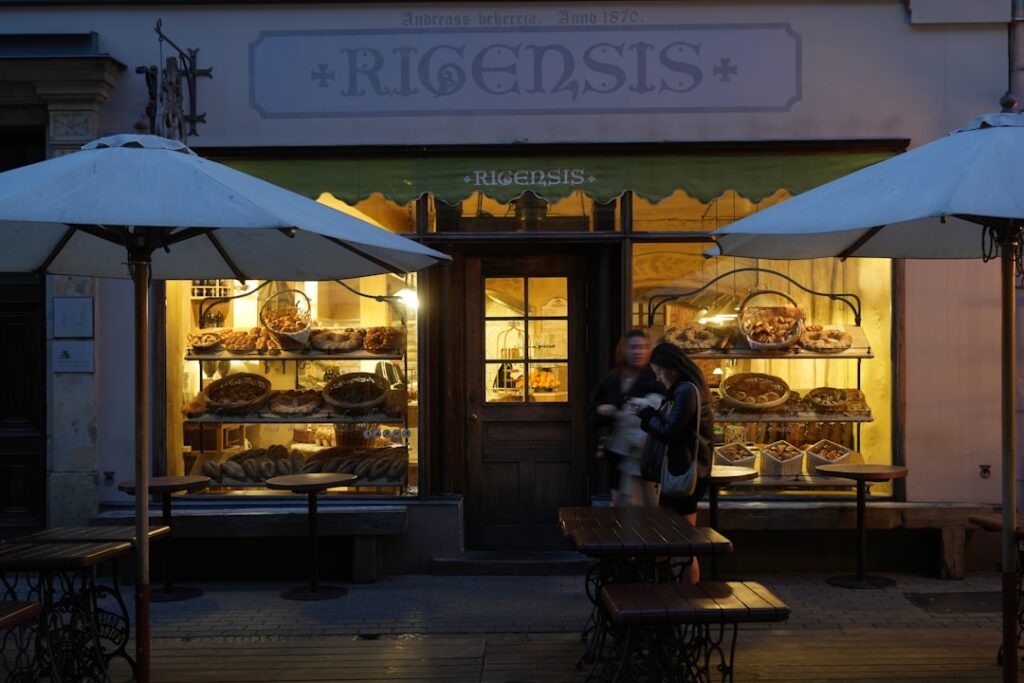 Caffè con terrazza in Strada Lipscani e pasticcerie