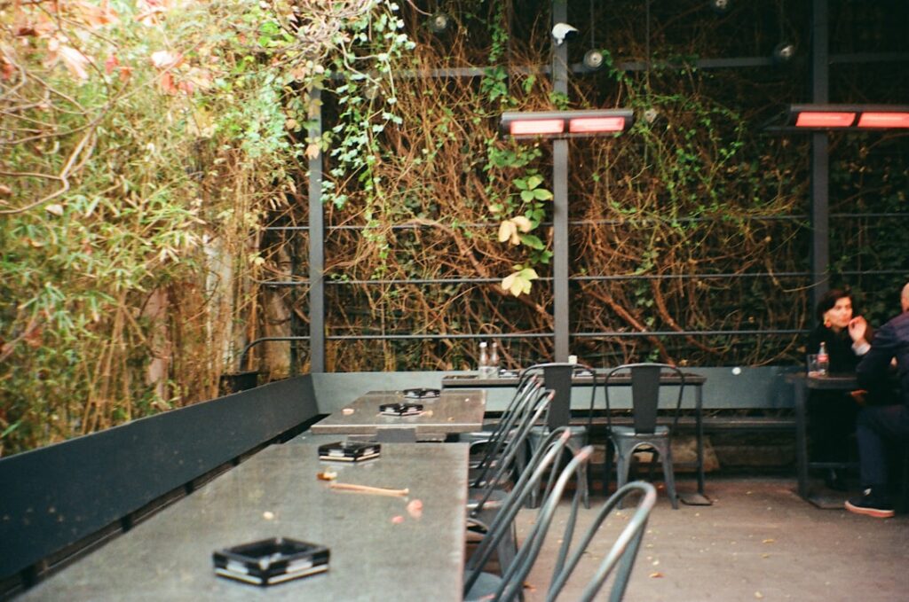 Moderner Coworking‑Bereich in einem Hostel in Bukarest