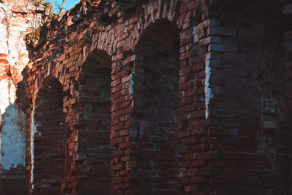 Rovine della Corte Principesca Vecchia con arco in mattoni esposto alla luce del sole