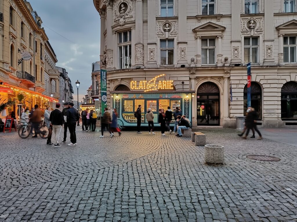 Kopfsteinpflasterstraße in der Altstadt von Bukarest bei Abendlicht