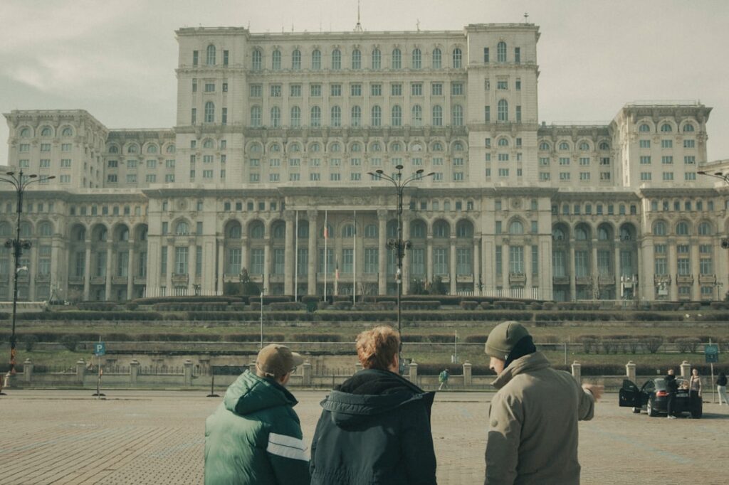 Veduta esterna del Palazzo del Parlamento con turisti in primo piano