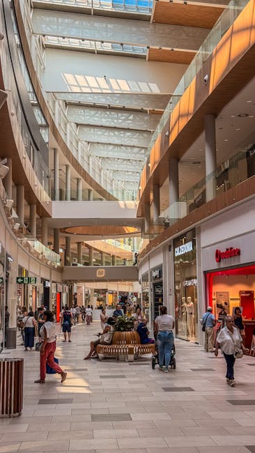 Modernes Einkaufszentrum ParkLake mit Einkaufenden