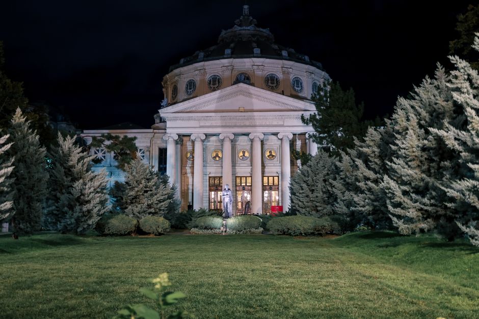 Esterno dell'Ateneul Român di notte con colonne illuminate