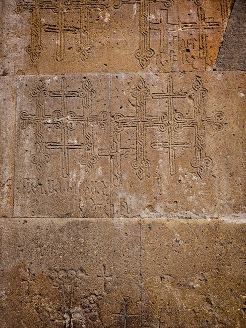 Cortile della chiesa Stavropoleos con dettagli scolpiti nella pietra