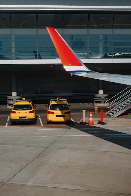Taxi kommt am Flughafen Bukarest an, Kofferraum geöffnet