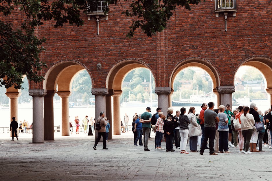 Tourgruppe applaudiert am Ende einer Walking-Tour in der Nähe des Konzerthauses