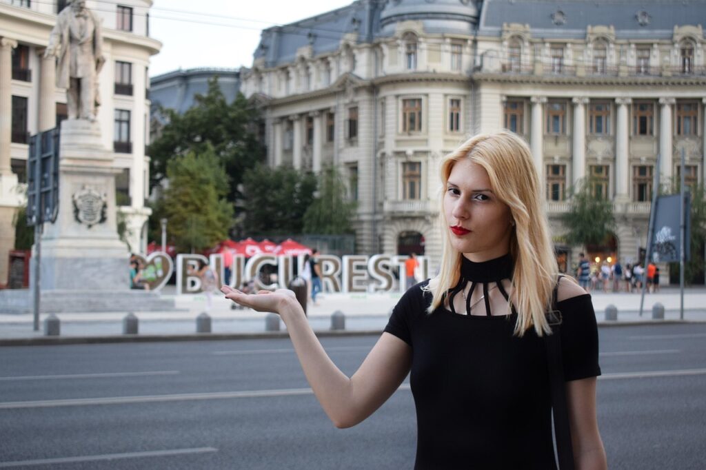 Straßenverkäufer mit traditionellen rumänischen Mititei in Bukarest
