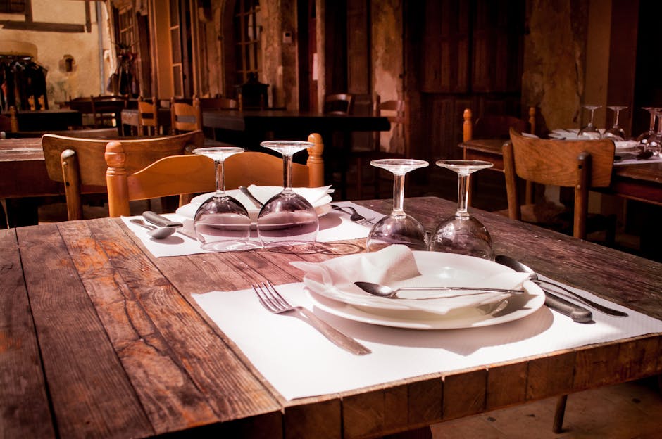 Traditionelles rumänisches Restaurant mit Holztischen