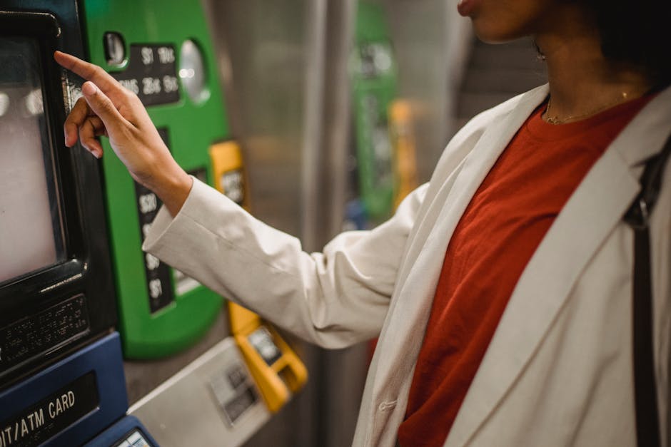 Reisender nutzt Fahrkartenautomat an der Metrostation Titan