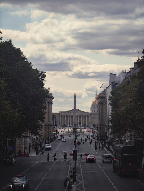 Viale dell'Unione con pedoni, monumenti e luci