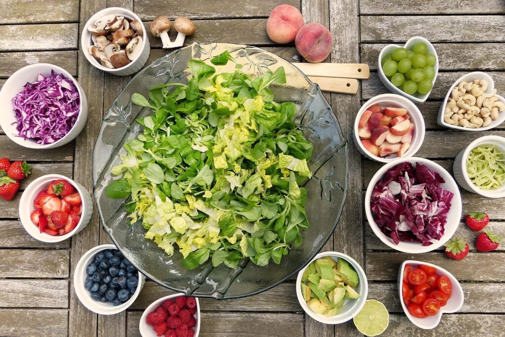 Vegetarische Salatschale in einem lokalen Café in Titan