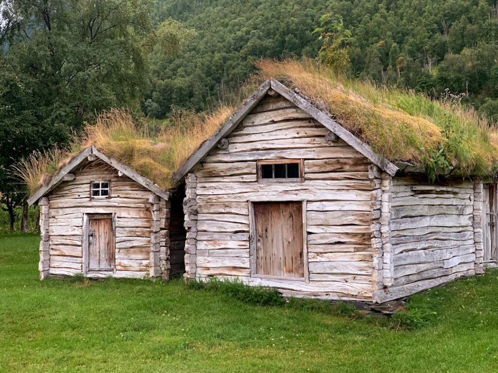 Esterno di una casa tradizionale in legno al Museo del Villaggio con prato verde