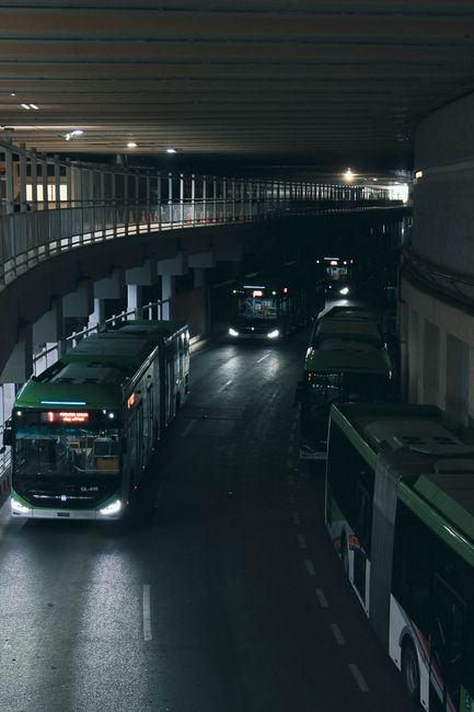Unterführung und Busstopp am Basarab-Knoten