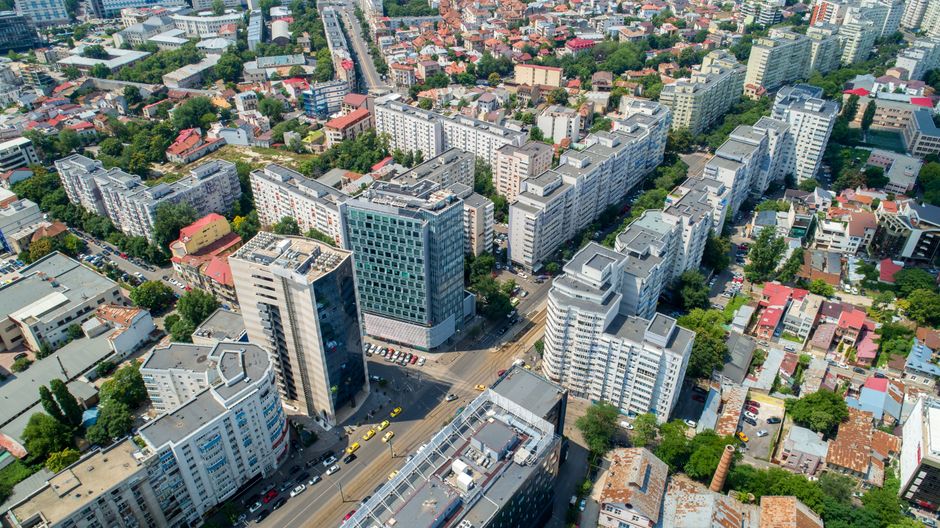 Luftaufnahme des Stadtzentrums von Bukarest zur goldenen Stunde