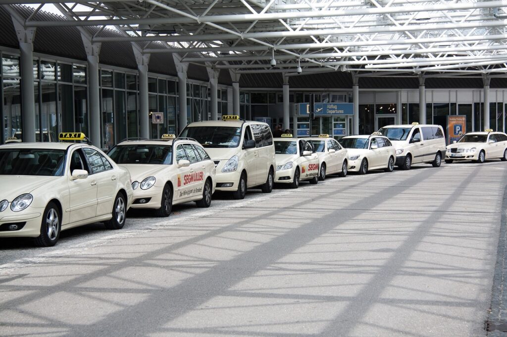 Außenansicht Terminal Henri Coandă mit Taxis