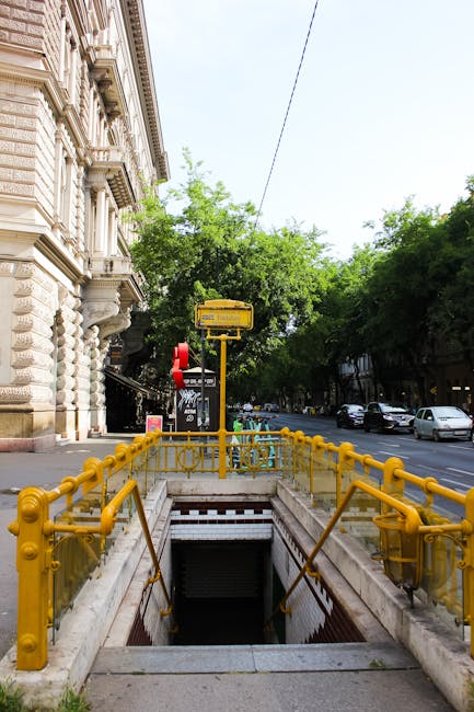 Metro-Eingang Piața Unirii mit belebtem Platz