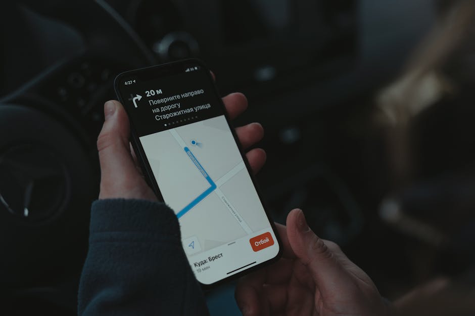 Smartphone mit Verkehrs-Apps und Karte von Bukarest