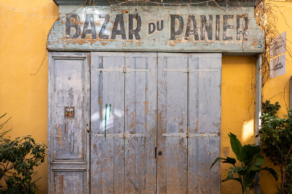 Street view of Le Panier with colorful houses