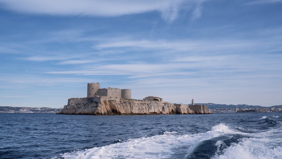 Château d'If op een eiland met uitzicht over de zee