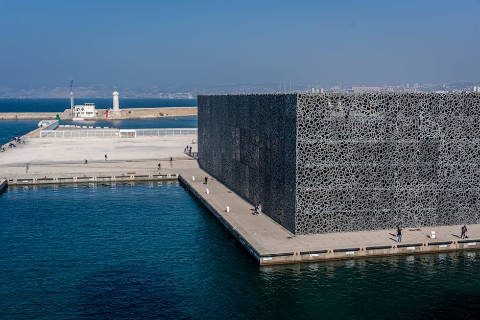 Modern exterieur van het MuCEM met uitzicht op de haven