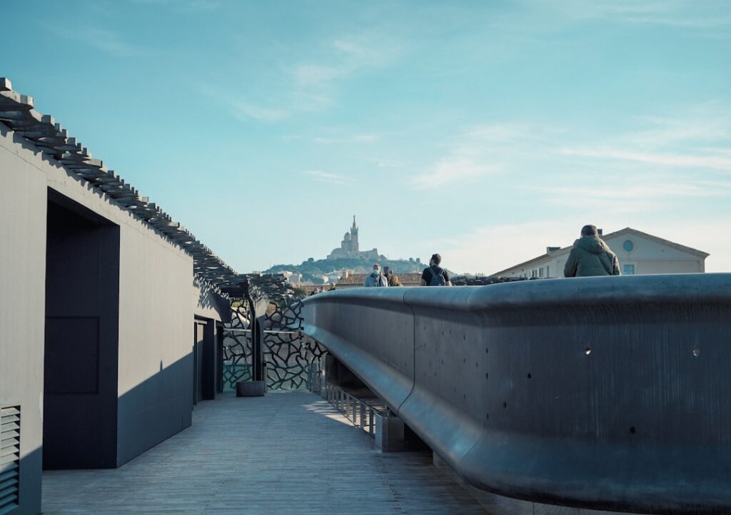 Dakterras van het MuCEM met bezoekers en zeezicht