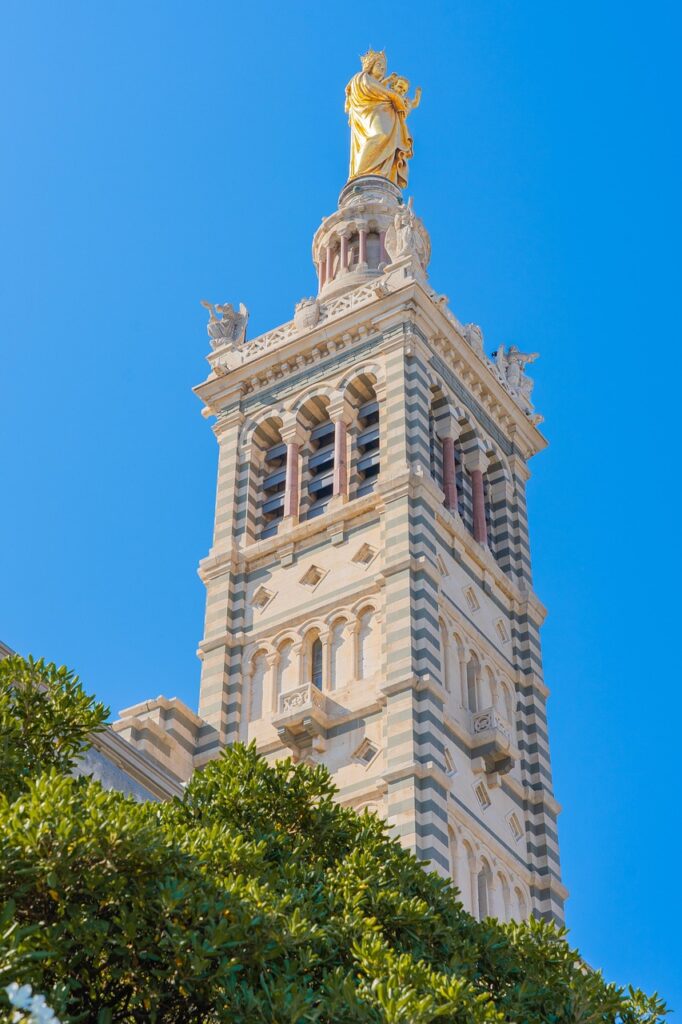 Panoramisch uitzicht over Marseille vanaf de heuvel bij Notre-Dame de la Garde