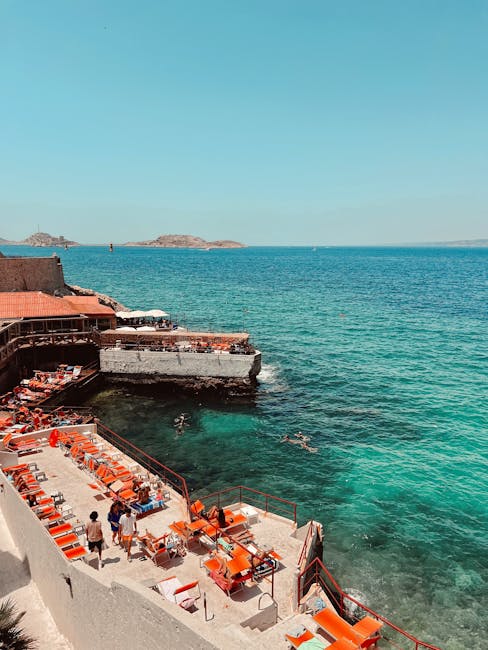Widok z hotelu Palm Beach na Corniche i morze