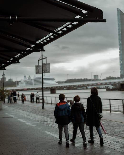 Wandelpromenade langs de Garonne met mensen op de kade in Bordeaux