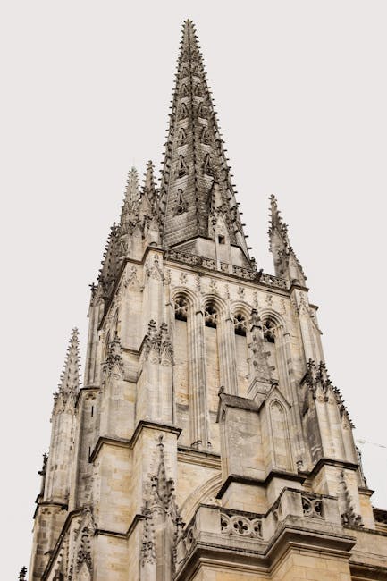 Vooraanzicht Kathedraal Saint-André en Tour Pey-Berland in Bordeaux