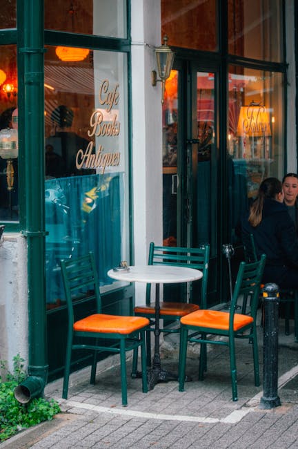 Straße in Les Chartrons mit Cafés und Außensitzplätzen