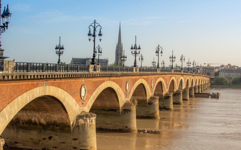 Kades bij zonsondergang aan de Garonne in Bordeaux